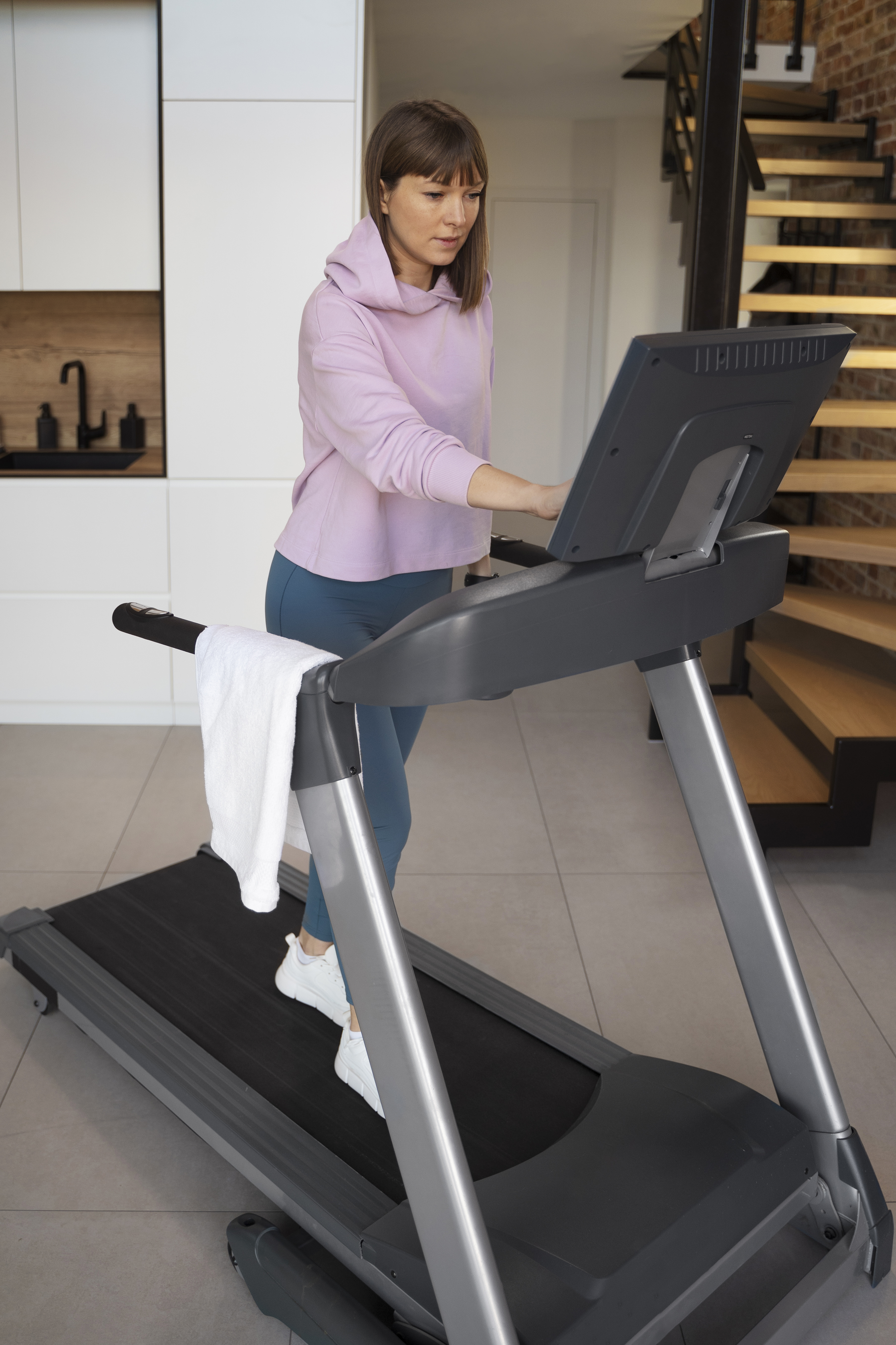 Jeunes adultes faisant de l'exercice à la maison